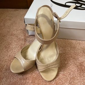 Nude Nine West size 8.5 Sandals